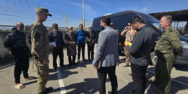 Director of Jableh area visits Hmeimim Base to listen to Syrian citizens within it