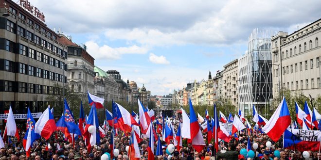 "Fuera la OTAN", gritan en una protesta en Praga