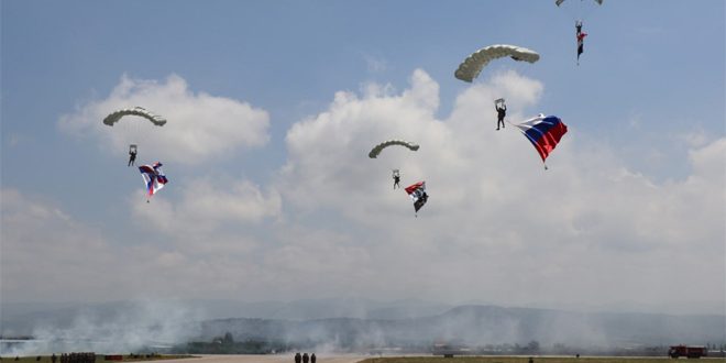 Desfile militar en base rusa en Hemeimem/Foto SANA