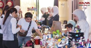 Féminas sirias exhiben sus creaciones artesanales en una feria en Homs