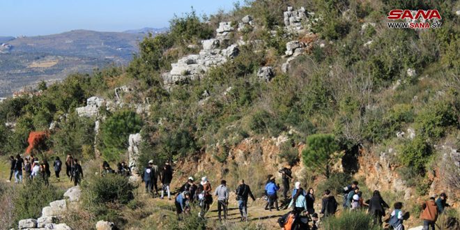 Estudiantes sirios reforestan zonas afectadas por incendios en Homs