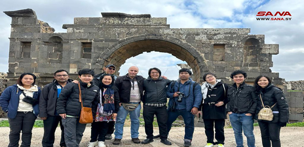 Turistas visitan monumentos arqueológicos en el sur de Siria