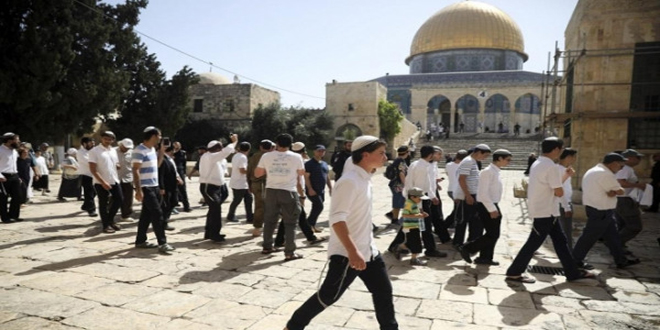 עשרות מתנחלים פרצו לתוך מסגד אל אקצא בשמירתם של כוחות הכיבוש